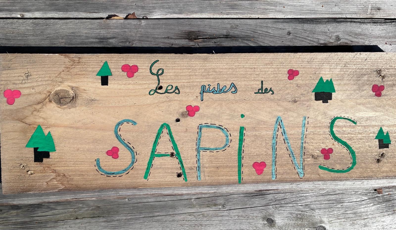Pancarte en bois peinte à la main « Les Pistes des Sapins »